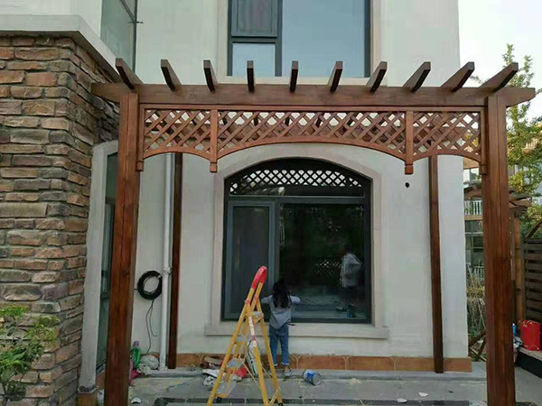 如何有效避免防腐木花架变形问题
